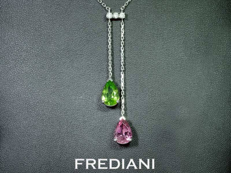 Collier en or blanc 750/000 serti d'un péridot et d'une tourmaline rose poire avec 3 diamants naturels.
