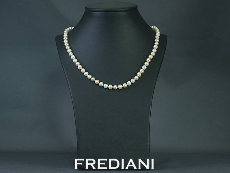 Collier en perles de Chine et fermoir en or jaune