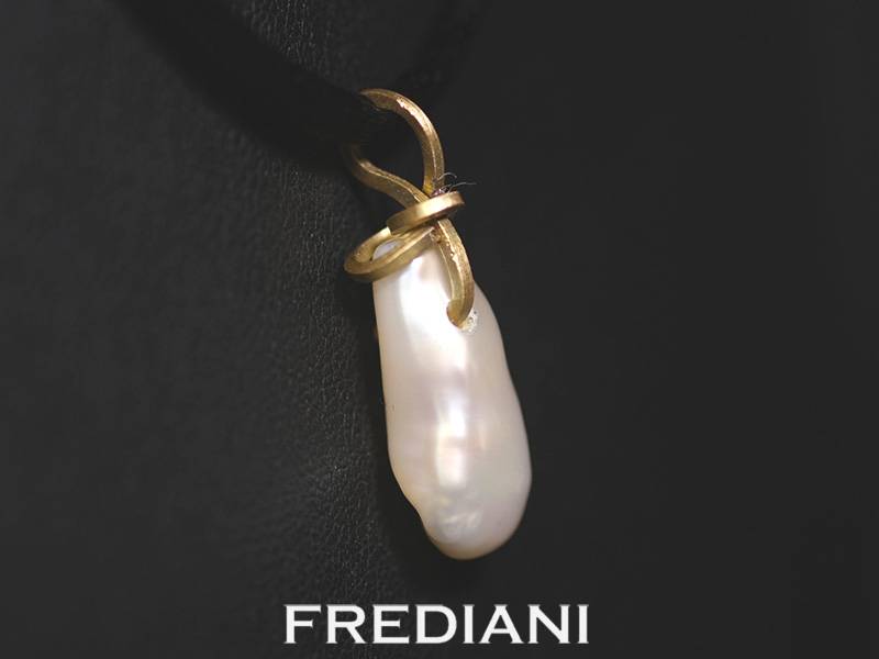 Pendentif en or jaune 750/000 et perle de culture baroque