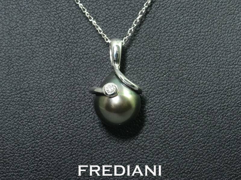 Pendentif en or blanc serti d'une perle noire de Tahiti et d'un diamant naturel