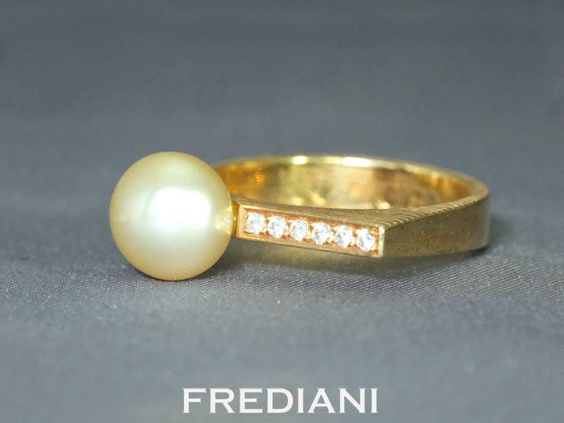 Bague en or jaune 750/000, sertie d'une perle Keshi dorée et 6 diamants ronds naturels.