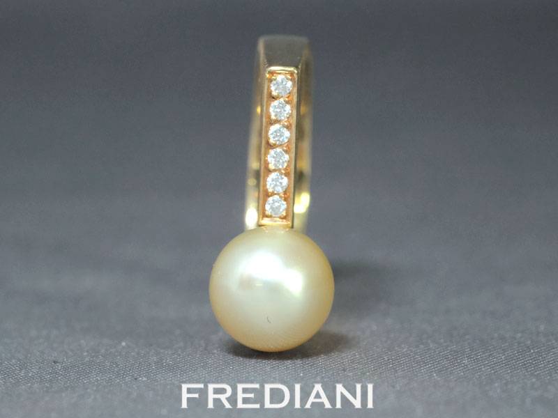 Bague en or jaune 750/000, sertie d'une perle Keshi dorée et 6 diamants ronds naturels.