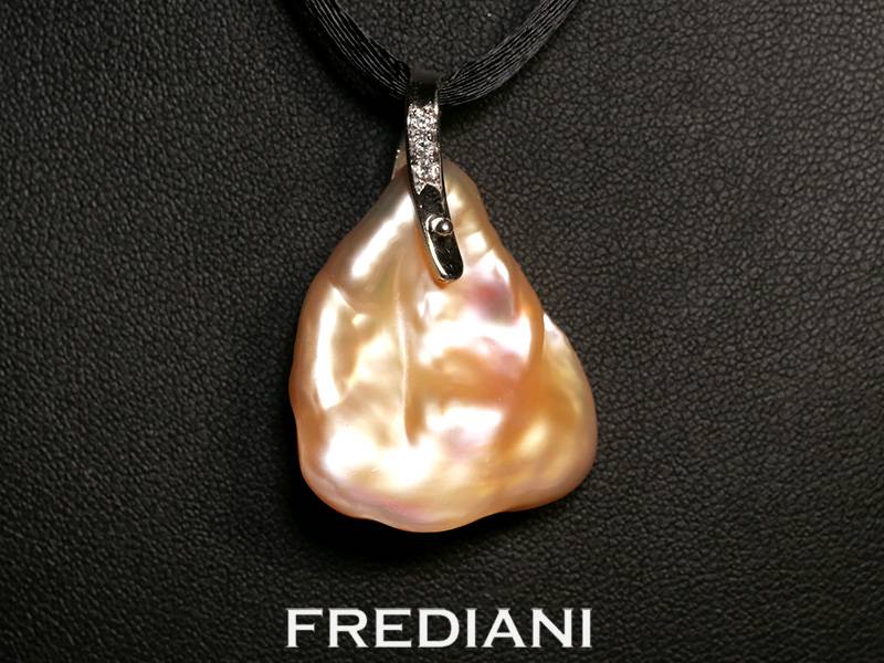 Pendentif en or blanc 750/000 avec une superbe perle Keshi et 3 diamants naturels