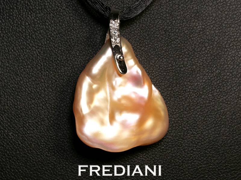 Pendentif en or blanc 750/000 avec une superbe perle Keshi et 3 diamants naturels