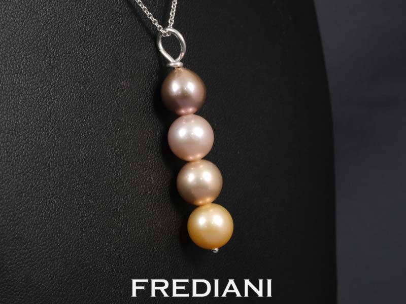 Pendentif en or blanc avec 4 perles d'eau douce