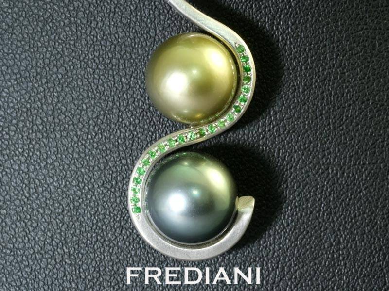 Pendentif en or blanc 750/000 avec 2 perles de TAHITI accompagnées de 25 grenats verts de la variété tsavorite.