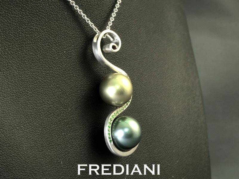 Pendentif en or blanc 750/000 avec 2 perles de TAHITI accompagnées de 25 grenats verts de la variété tsavorite.