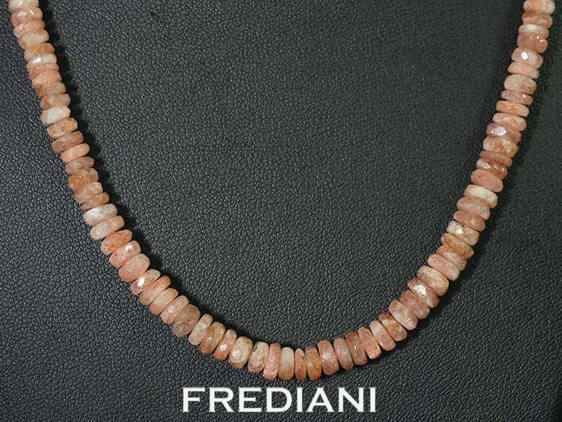 Collier en pierre de lune et fermoir en argent