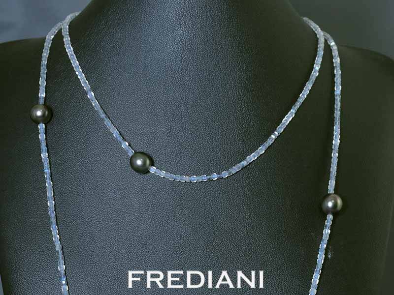 Sautoir en pierres de lune, perles de Tahiti et fermoir en or blanc