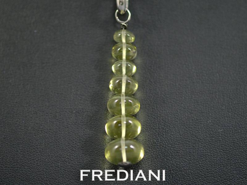 Pendentif en argent 925/000 avec 7 boules en quartz lemon.