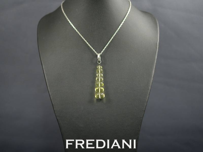 Pendentif en argent 925/000 avec 7 boules en quartz lemon.