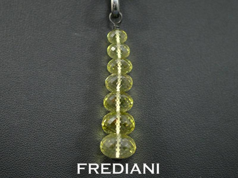 Pendentif en argent 925/000 avec 7 boules facettées en quartz lemon.