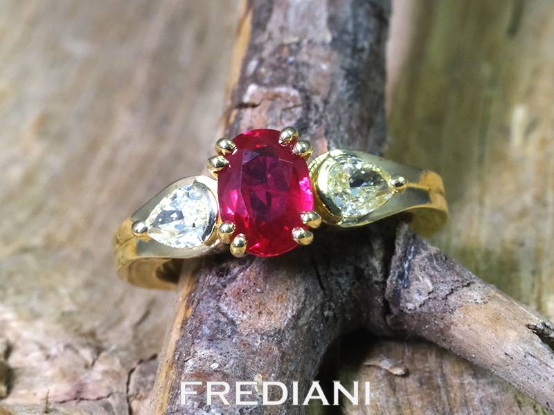 Bague en or jaune 750/000 sertie d'un rubis Birman ovale certifié et 2 diamants jaunes poires.