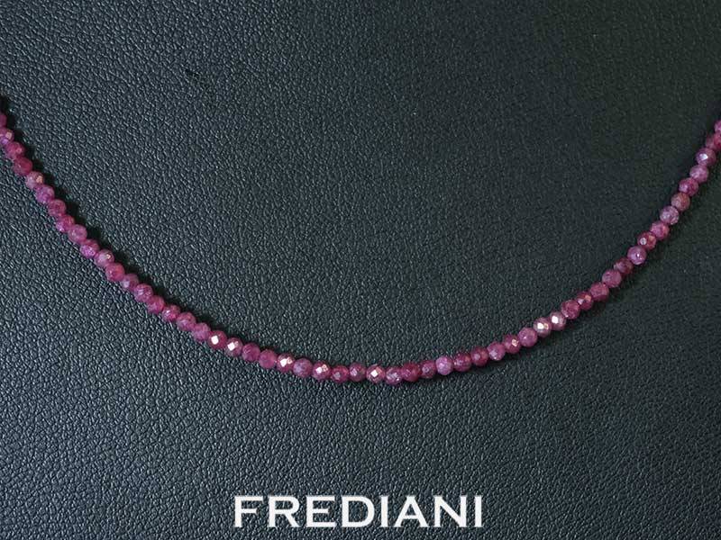 Collier en boules de rubis et fermoir en argent 925/000