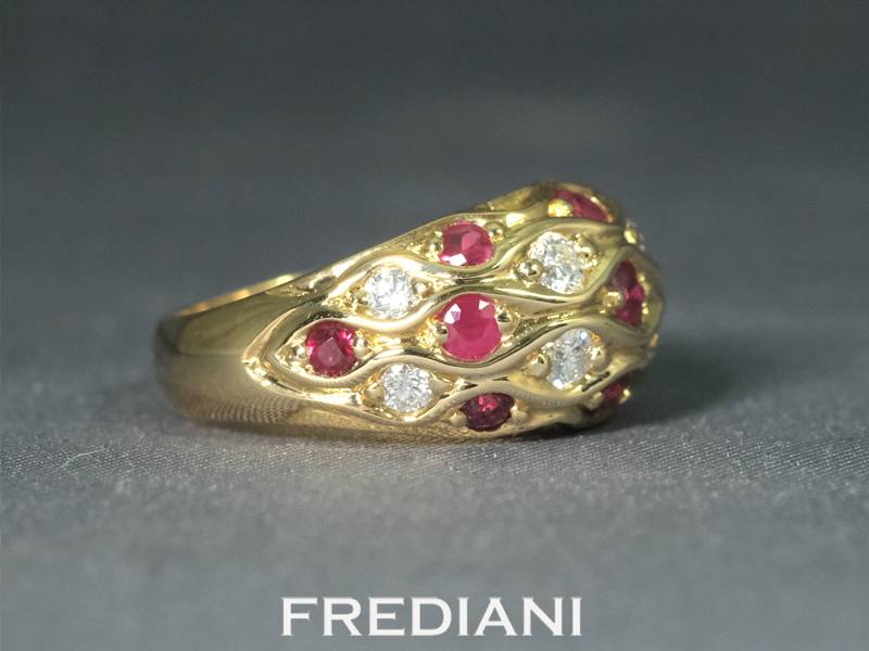 Bague en or jaune 750/000 sertie de 11 rubis ronds et 8 diamants naturels taille brillant.
