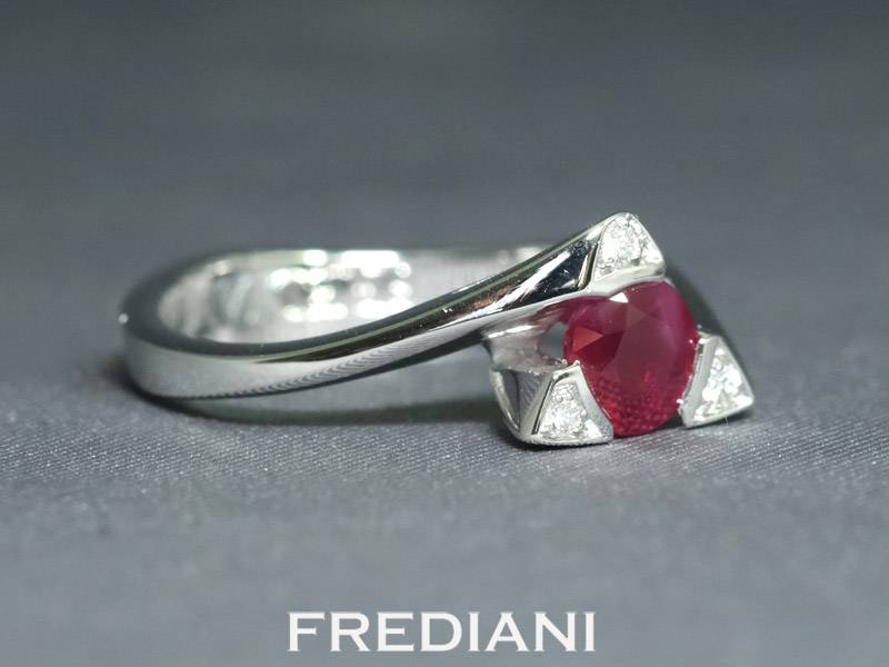 Bague en or blanc 750/000 sertie d'un rubis rond et 3 diamants naturels.