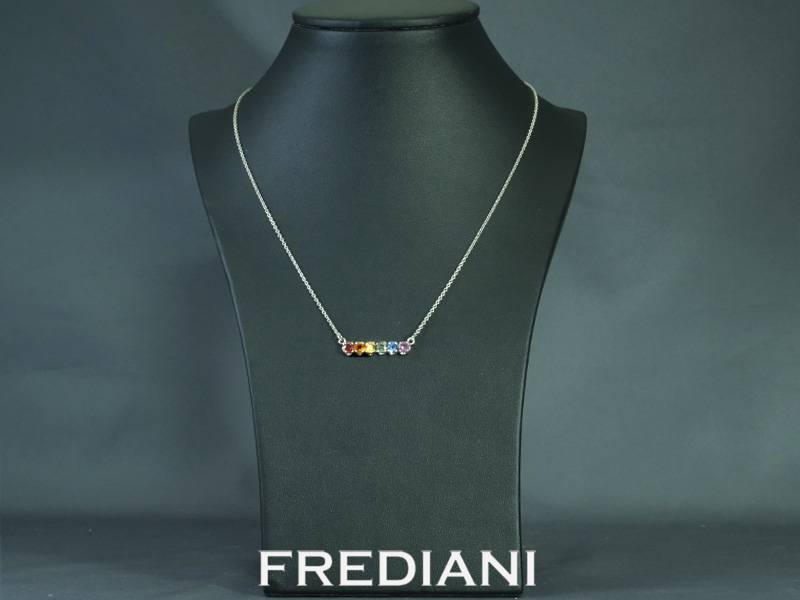 Collier en or blanc serti de 6 saphirs de couleurs