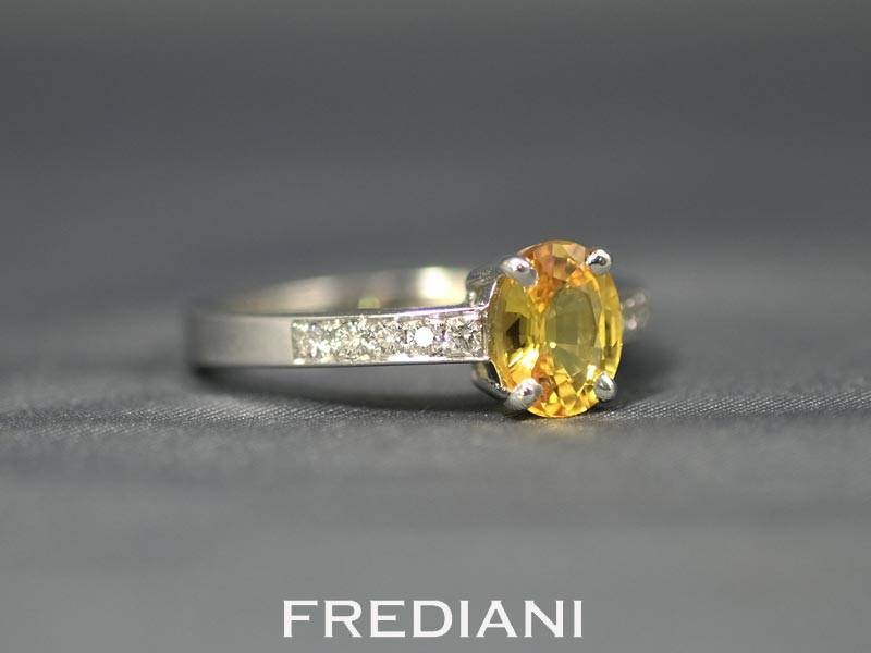 Bague en or blanc saphir jaune naturel certifié et diamants