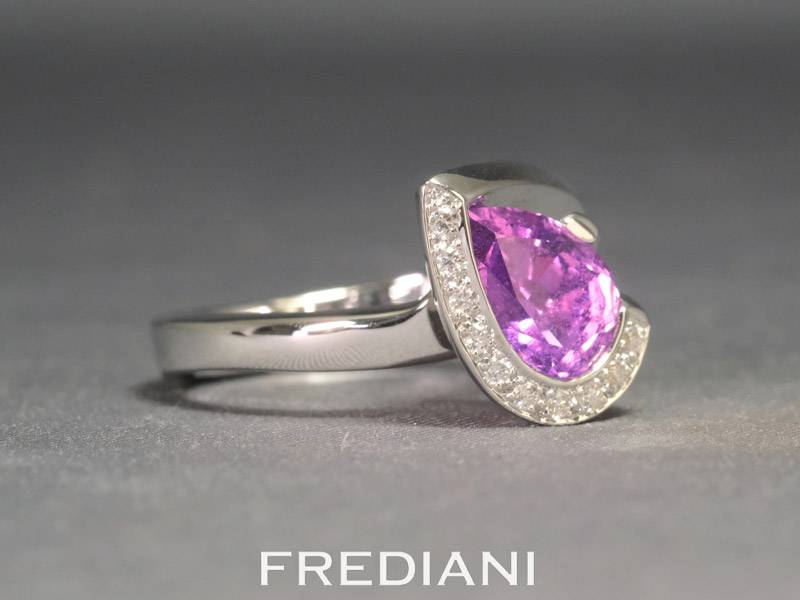 Bague en or blanc 750/000, sertie d'un saphir rose poire naturel certifié et 10 diamants naturels