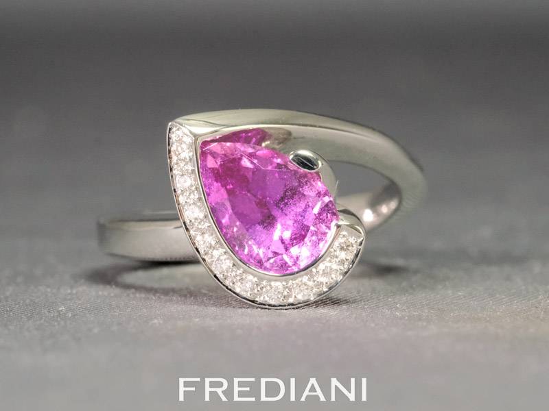 Bague en or blanc 750/000, sertie d'un saphir rose poire naturel certifié et 10 diamants naturels