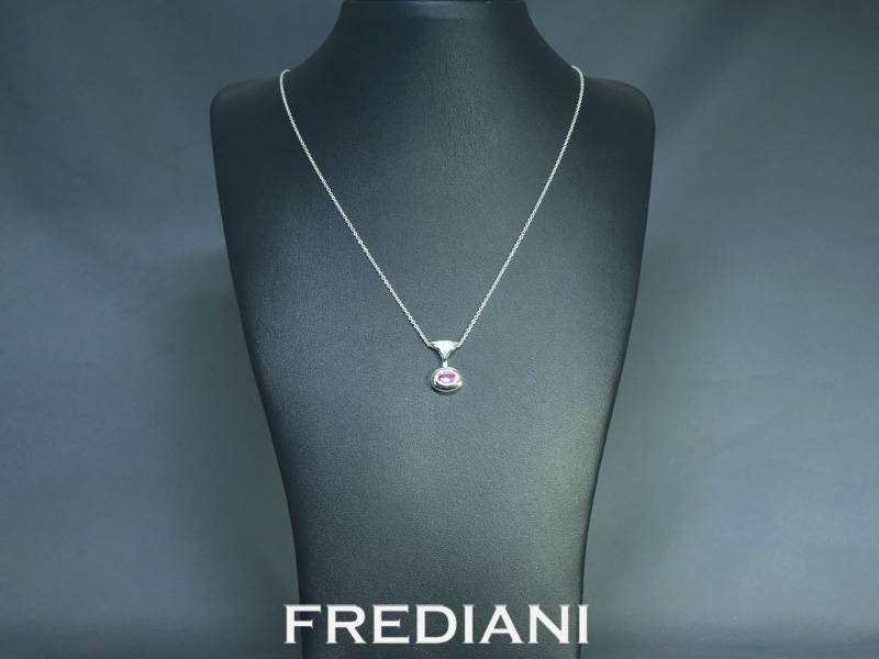 Pendentif en or blanc serti d'un saphir rose et de 6 diamants