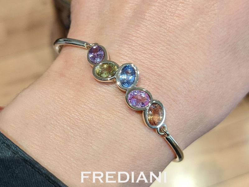 Bracelet en or blanc 750/000 serti de 5 saphirs de couleur naturelles.