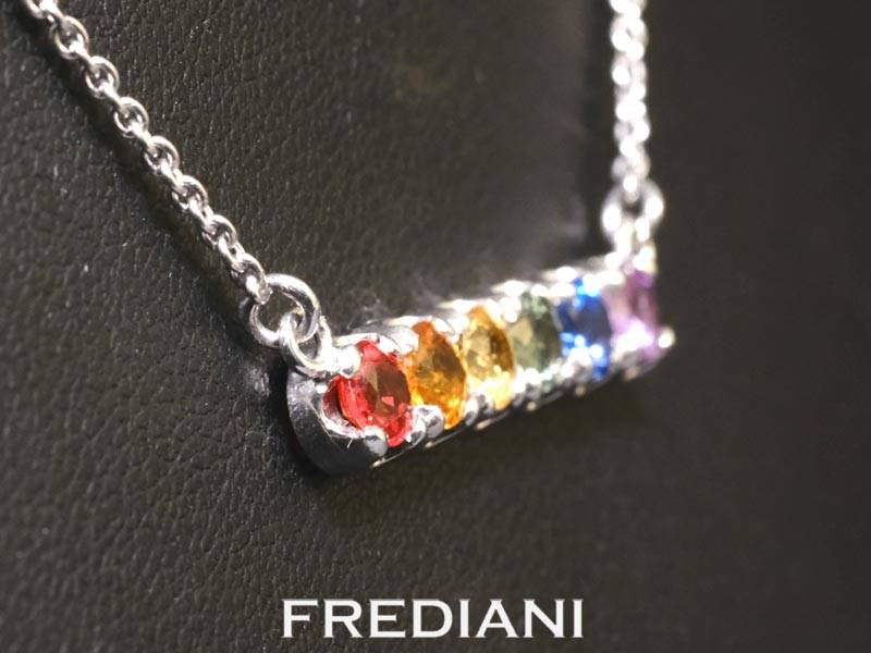 Collier en or blanc serti de 6 saphirs de couleurs