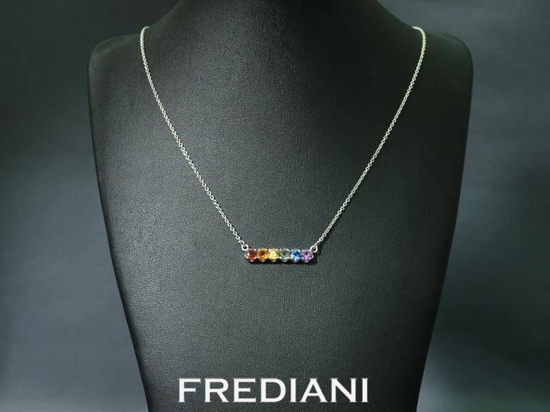 Collier en or blanc serti de 6 saphirs de couleurs