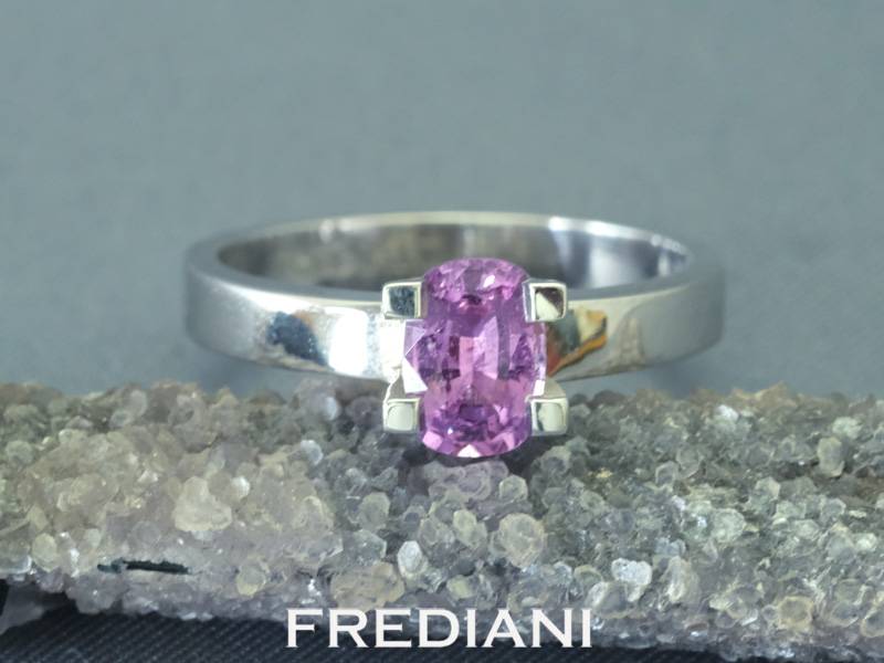 Bague en or blanc 750/000 sertie d'un saphir violet coussin.