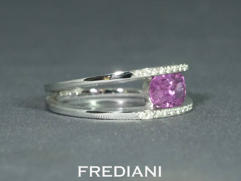 Bague en or blanc sertie d'un saphir violet certifié et 18 diamants naturels