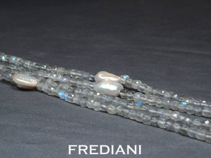 Sautoir en perles facettées de labradorites naturelles et 6 perles Keshi avec un fermoir en argent 925/000.