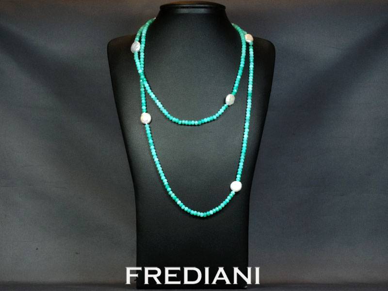 Sautoir en perles facettées d'amazonite, 5 perles Keshi et fermoir en argent 925/000.