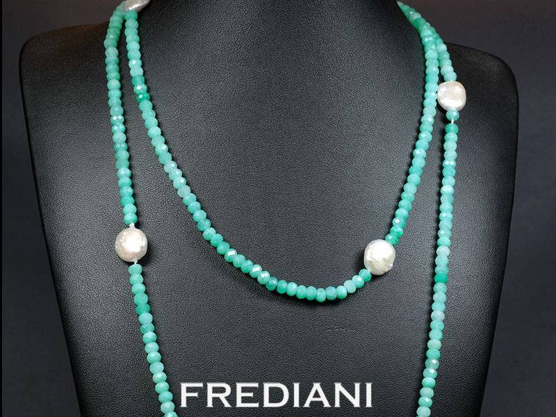 Sautoir en perles facettées d'amazonite, 5 perles Keshi et fermoir en argent 925/000.