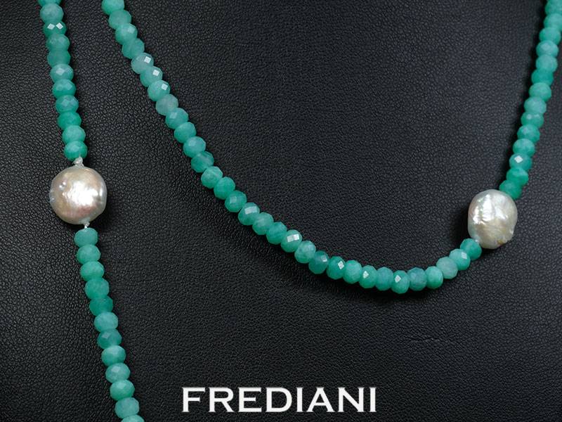 Sautoir en perles facettées d'amazonite, 5 perles Keshi et fermoir en argent 925/000.