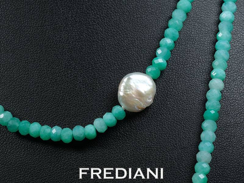 Sautoir en perles facettées d'amazonite, 5 perles Keshi et fermoir en argent 925/000.