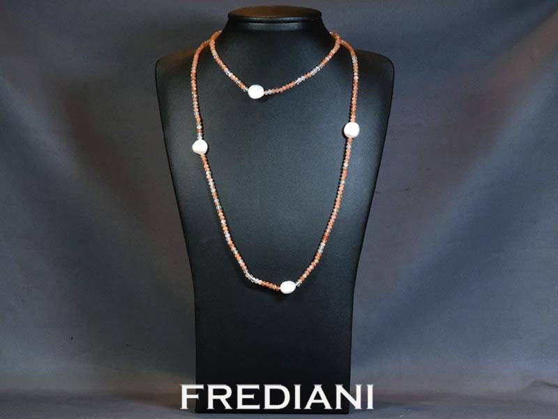 Sautoir en perles facettées de pierres de soleil, 5 perles Keshi et fermoir en argent 925/000.