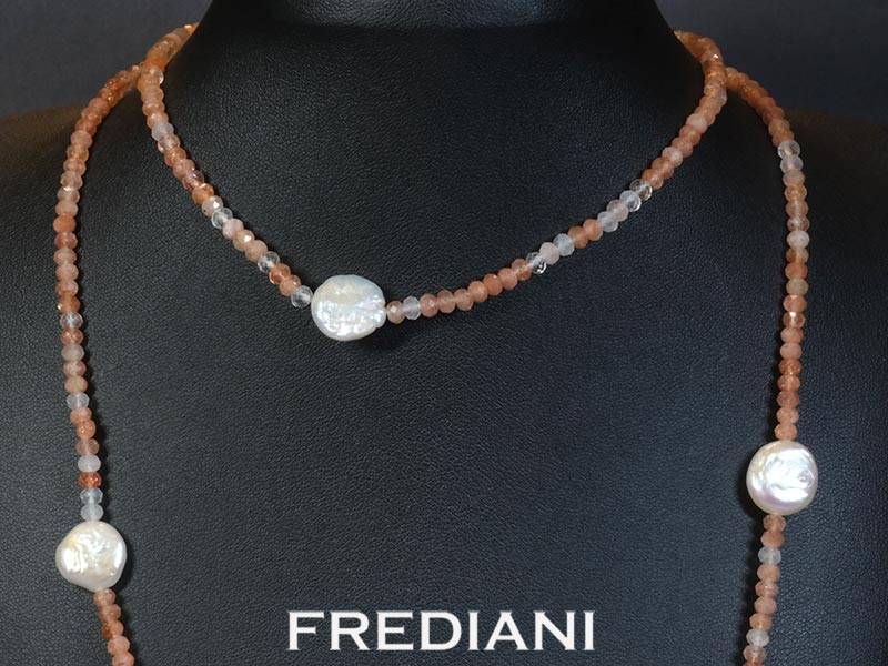 Sautoir en perles facettées de pierres de soleil, 5 perles Keshi et fermoir en argent 925/000.