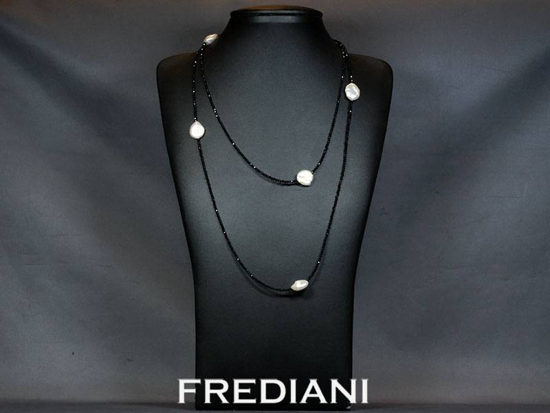 Sautoir en perles facettées de spinelles noirs, 5 perles Keshi et fermoir en argent 925/000