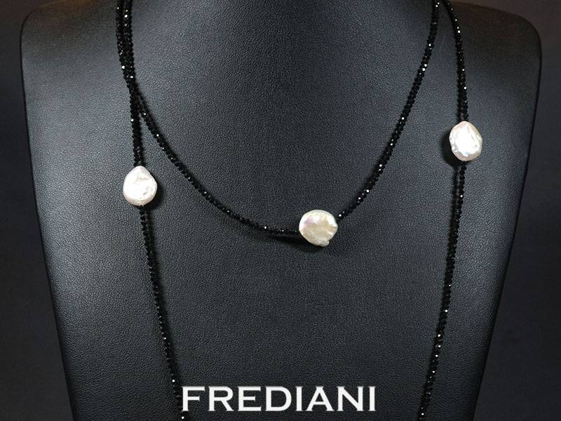 Sautoir en perles facettées de spinelles noirs, 5 perles Keshi et fermoir en argent 925/000