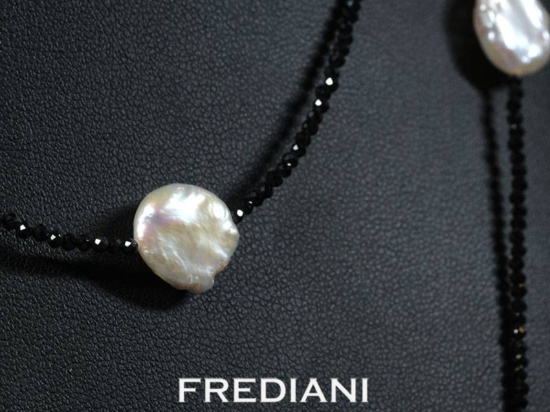 Sautoir en perles facettées de spinelles noirs, 5 perles Keshi et fermoir en argent 925/000