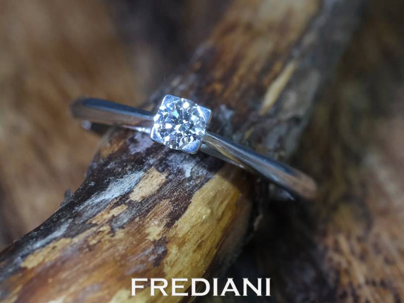 Solitaire diamant de 0.16 carat GVS, serti sur de l'or blanc 750/000.