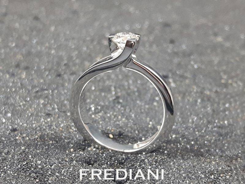 Solitaire en diamant en or blanc palladié