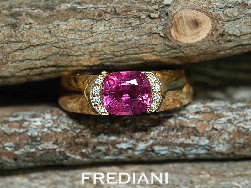 Bague en or rouge spinelle coussin naturel et 8 diamants