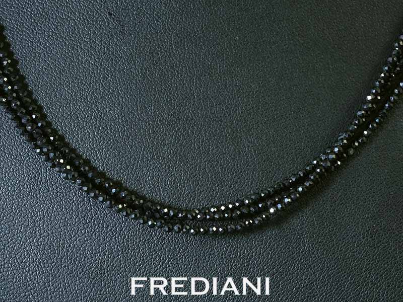 Collier de 3 rangs en boules de spinelle noir finement facetté et fermoir en argent 925/000