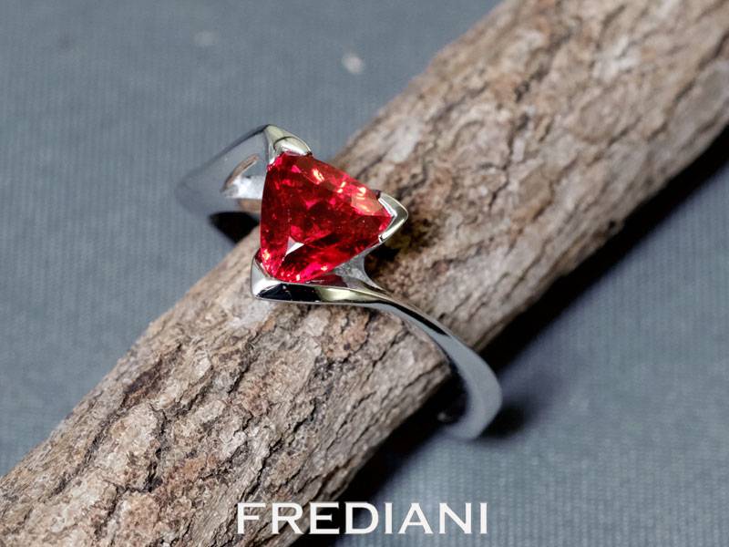 Bague en or blanc sertie d'un spinelle rouge exceptionnel de Birmanie