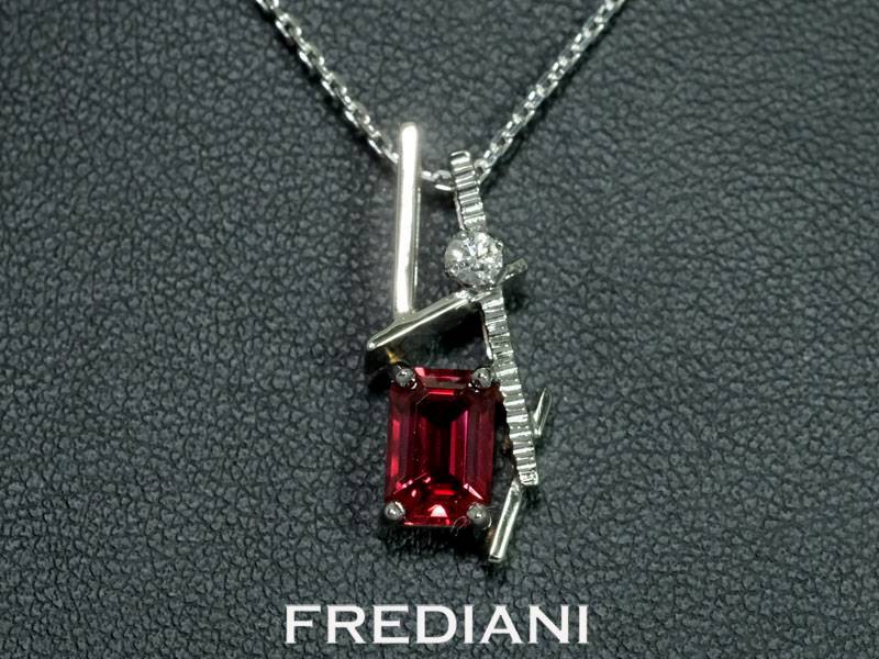 Pendentif en or blanc 750/000 serti d'un spinelle rouge naturel rectangulaire accompagné d'un diamant rond naturel.