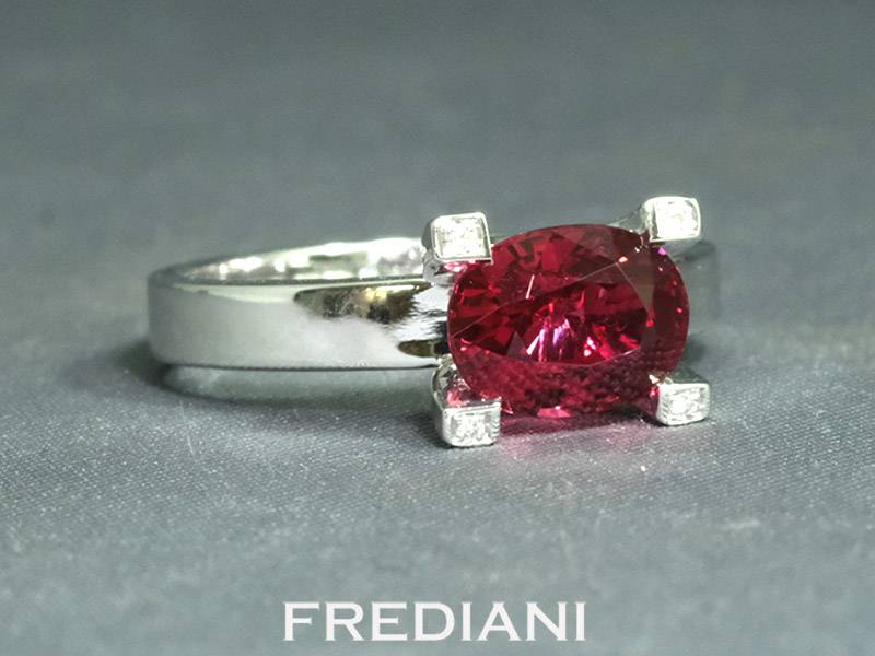 Bague en or blanc sertie d'un spinelle rouge et 4 diamants naturels