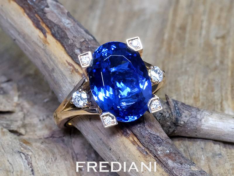 Bague en or rouge 750/000 sertie d'une superbe tanzanite ovale de 6.42 carats, accompagnée de 6 diamants naturels.