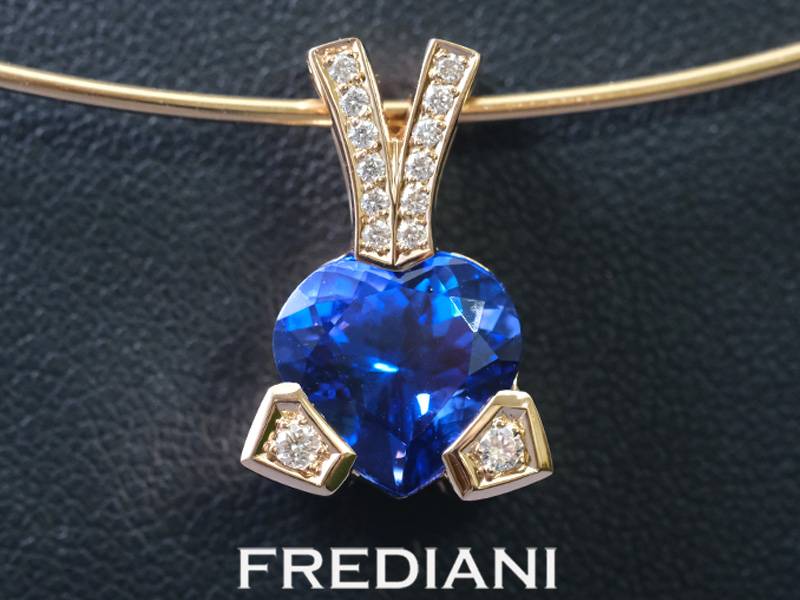 Pendentif en or rouge serti d'une tanzanite coeur et 14 Diamants