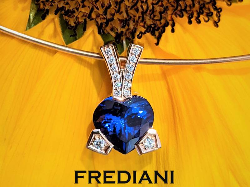 Pendentif en or rouge serti d'une tanzanite coeur et 14 Diamants